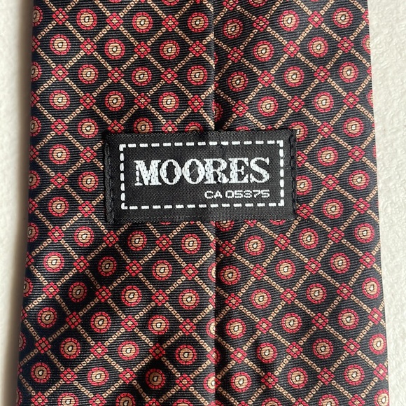 Moore’s silk tie - Picture 8 of 8